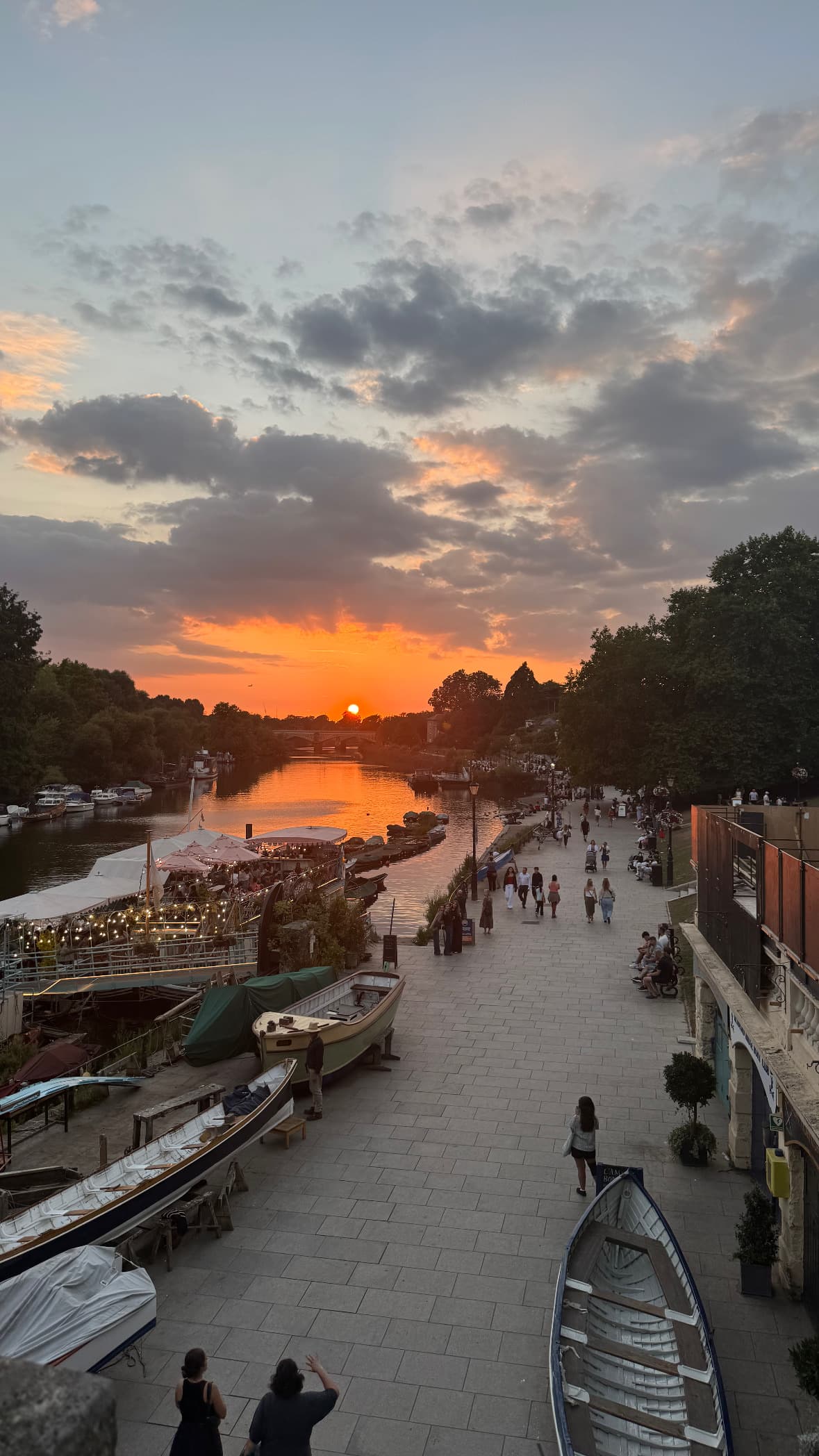 Passeggiando lungo il Tamigi al tramonto