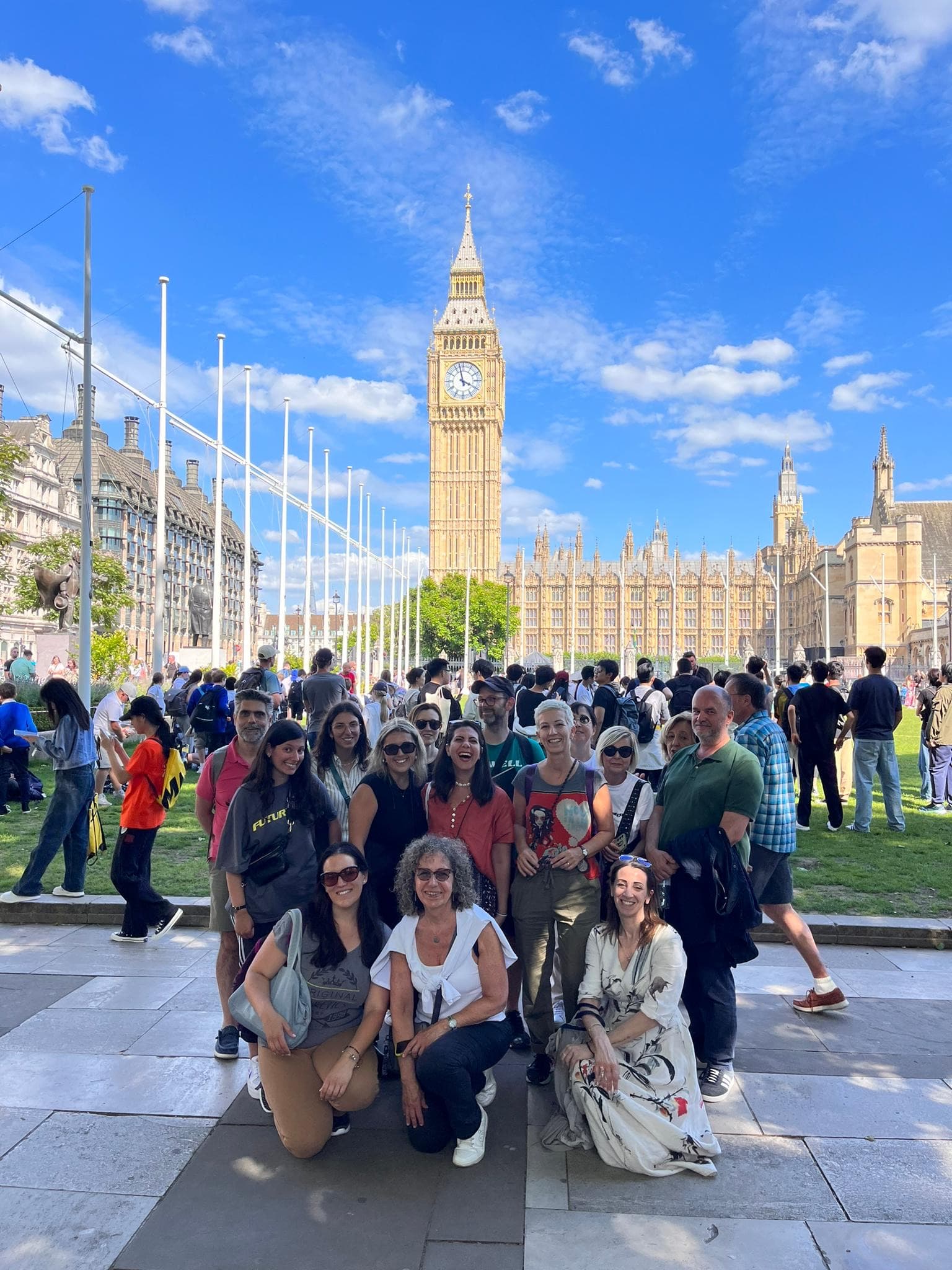 Gruppo di studenti davanti al Big Ben